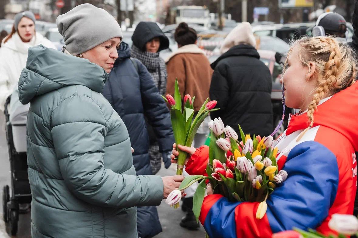 Волонтёры Одинцовского округа поздравили женщин с 8 Марта