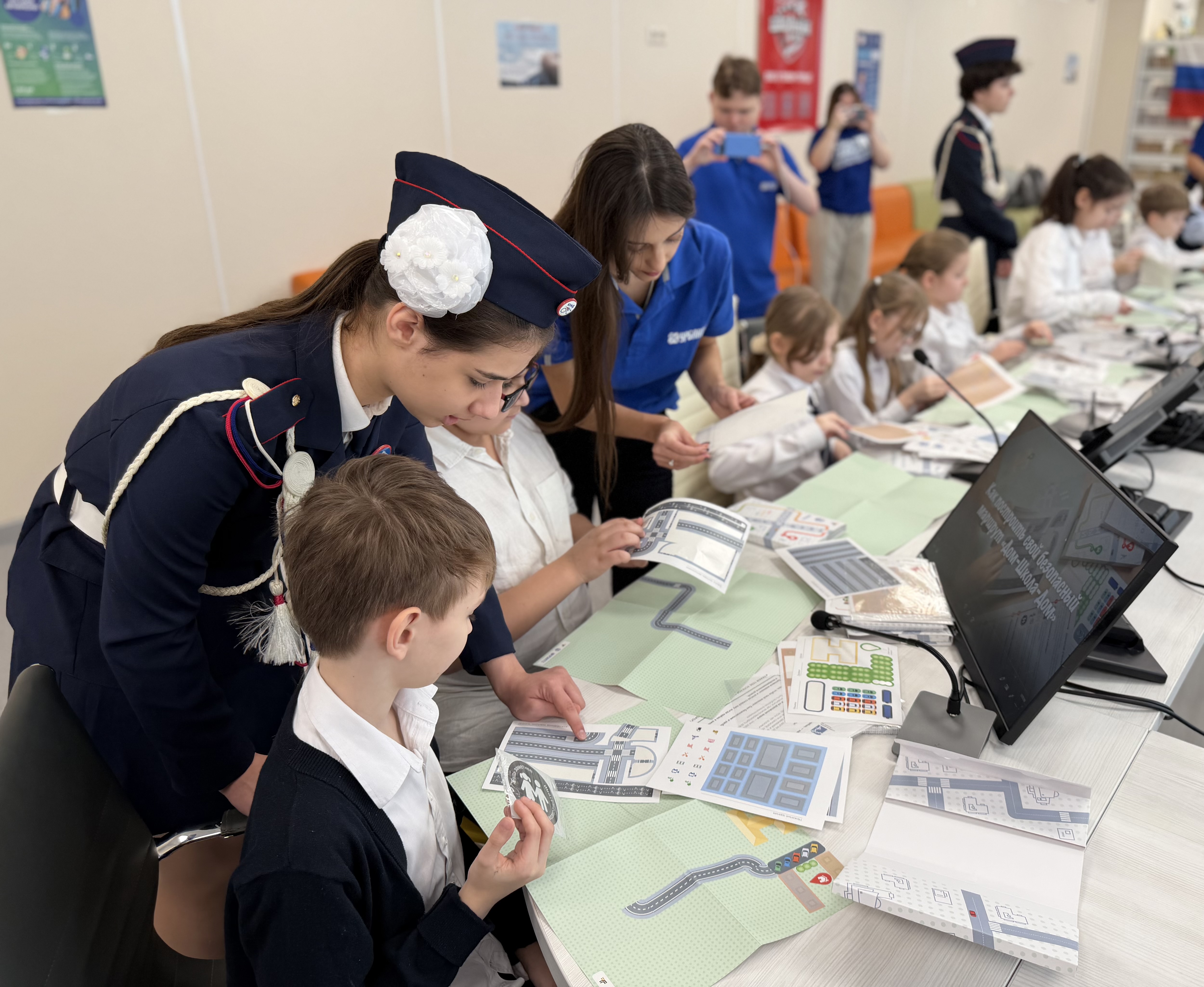 В Одинцовском округе внедряют инновационный метод обучения детей ПДД с помощью наборов «Дом–Школа–Дом»