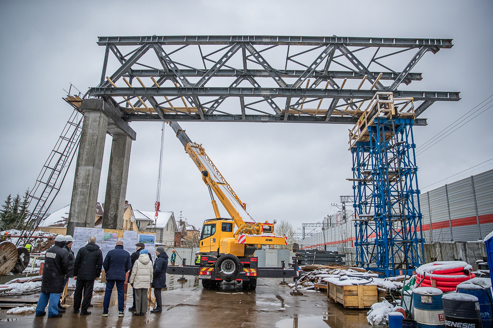 Безопасный путь над поездами
