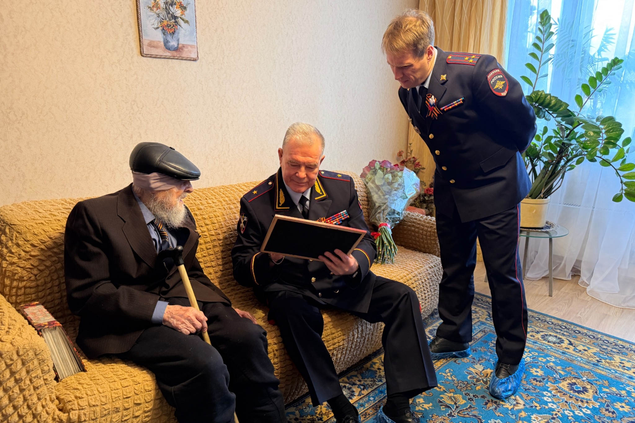 В Одинцовском округе полицейские поздравили ветерана Великой Отечественной войны с предстоящим Днём Победы
