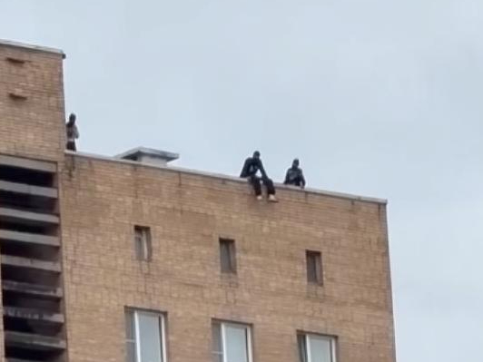 В Одинцовском округе подростки-руферы устраивают опасные трюки на крыше 12‑этажного дома