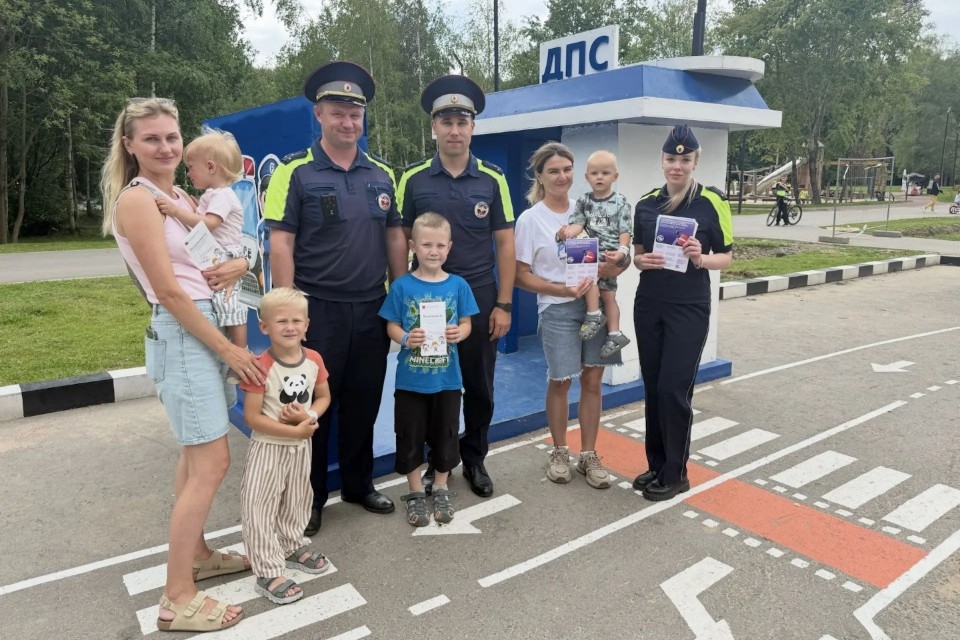 В Одинцовском округе автоинспекторы напомнили жителям о правилах дорожной безопасности