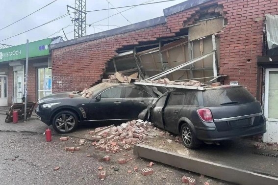В Одинцовском округе «Опель» протаранил стену ТЦ и смял кроссовер