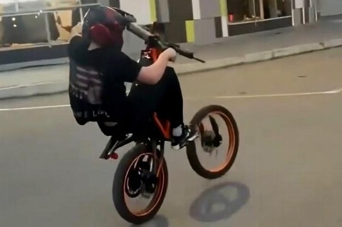 В Одинцово питбайкер едва не пострадал, пытаясь сделать трюк на парковке ТРЦ