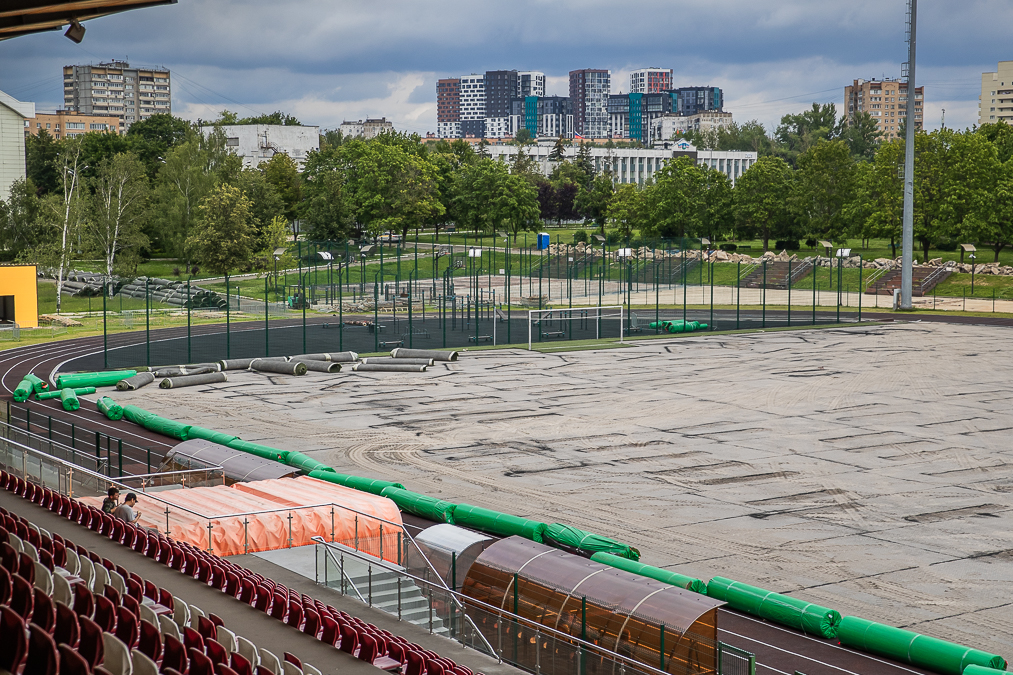 Центральный стадион в Одинцово переодевается